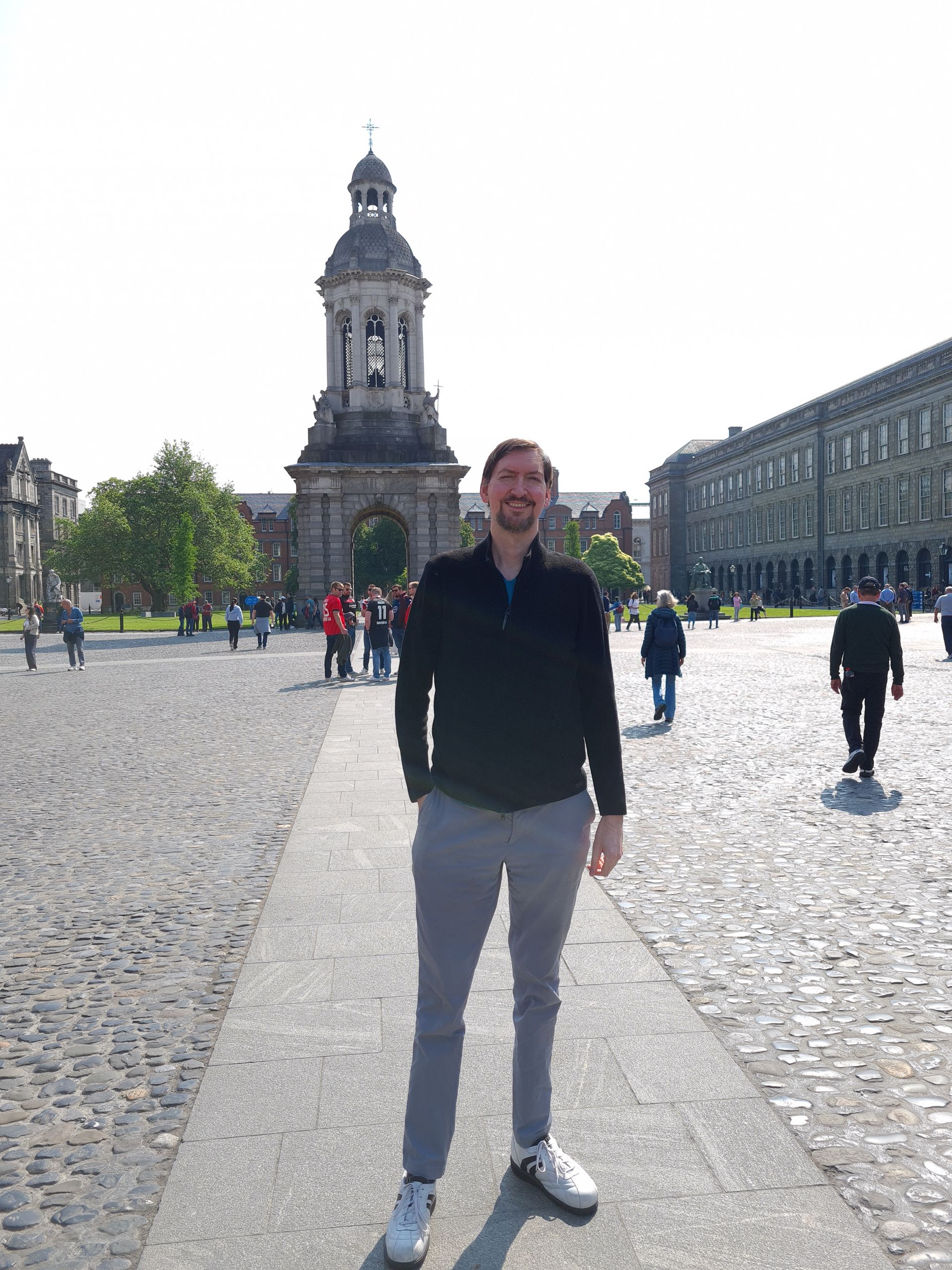 Christian Ziereis vor dem Campanile des Trinity College Christian Ziereis vor dem Campanile des Trinity College