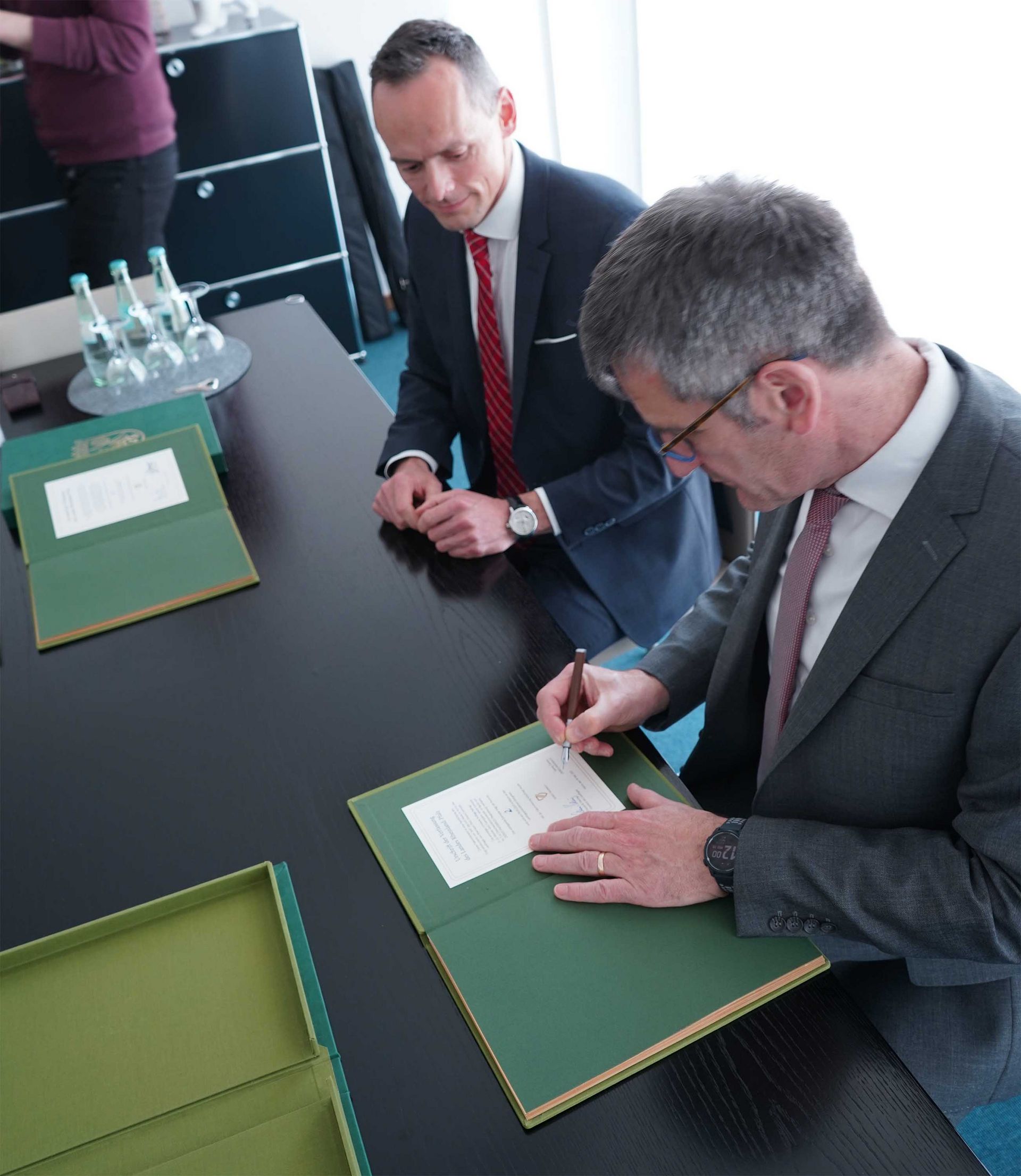 Landtagspräsident Hendrik Hering unterzeichnet im Kolophon
