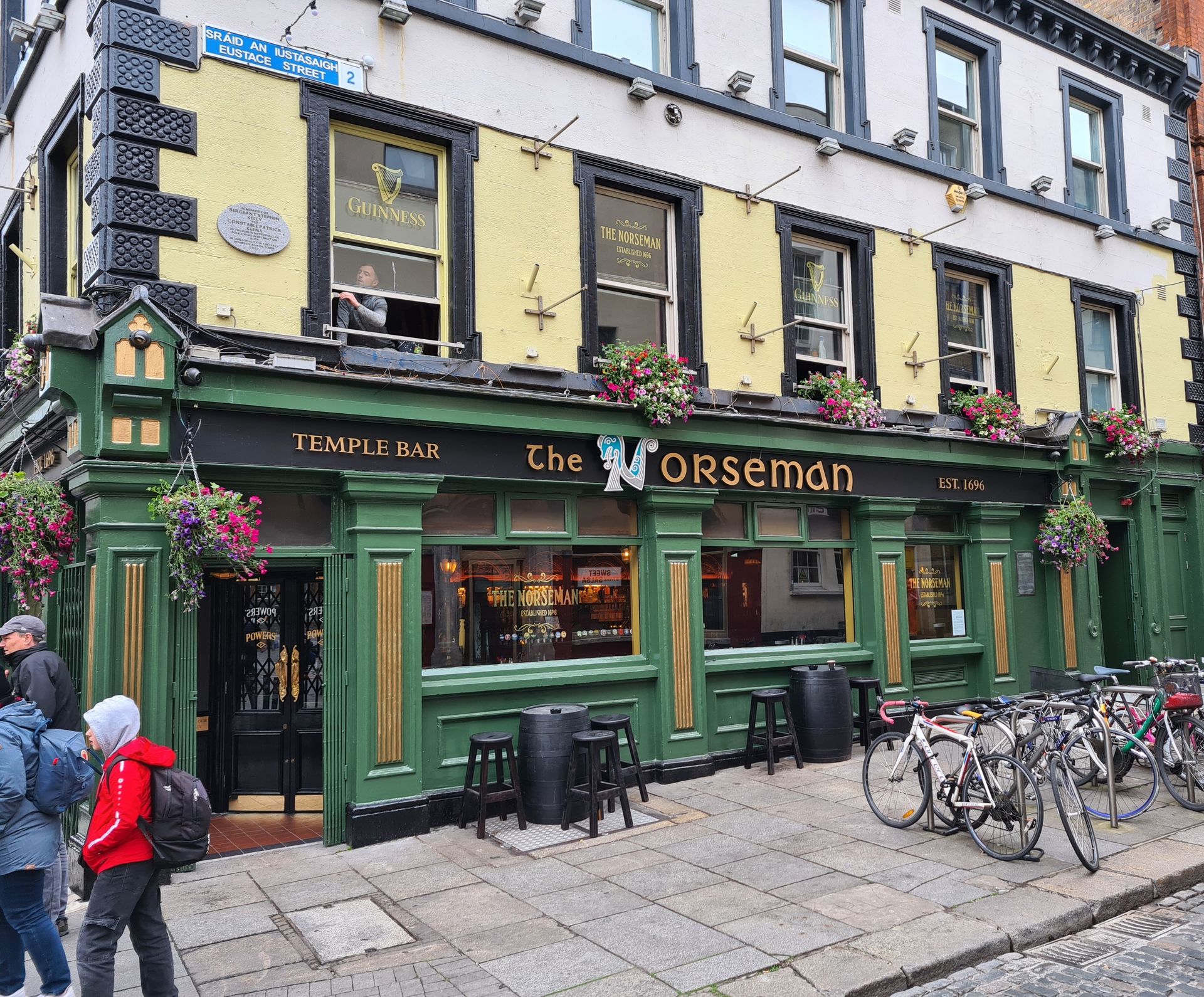 Einer der unzähligen Pubs in den malerischen Straßen Dublins Einer der unzähligen Pubs in den malerischen Straßen Dublins