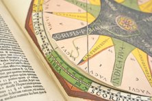 Astronomicum Caesareum – Edition Leipzig – Math Fol. p. 38 – Forschungsbibliothek Gotha (Gotha, Deutschland) Astronomicum Caesareum – Edition Leipzig – Math Fol. p. 38 – Forschungsbibliothek Gotha (Gotha, Deutschland)